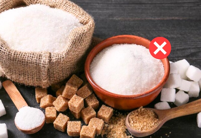 Giảm đường tinh luyện: Đường tinh luyện có mặt trong nhiều món quen thuộc như trà sữa, bánh ngọt, nước ngọt. Tiêu thụ quá nhiều đường có thể làm tăng nguy cơ béo phì, tiểu đường và bệnh tim mạch, đồng thời khiến năng lượng cơ thể dao động thất thường.