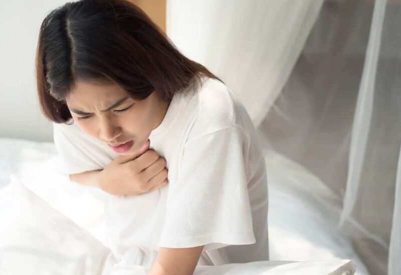 Khó thở khi gắng sức hoặc khi nằm: Khó thở xuất hiện khi leo cầu thang, đi bộ nhanh hoặc thậm chí khi nằm ngủ là dấu hiệu thường gặp của suy tim. Nguyên nhân do dịch ứ đọng trong phổi khiến trao đổi oxy kém, cảnh báo tim không bơm máu hiệu quả.
