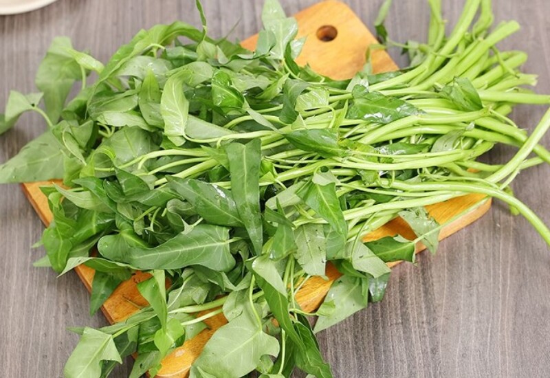 Rau muống là loại rau phổ biến ở Việt Nam, dễ trồng và phát triển nhanh nên ít cần sử dụng thuốc tăng trưởng. Do đó, rau muống thường ít tồn dư hóa chất và được đánh giá khá an toàn nếu mua rau từ nguồn cung uy tín, đặc biệt là rau trồng ở vùng nông thôn.