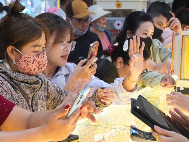 Giá vàng giảm ngày vía Thần tài, người dân bất chấp trời mưa, xếp hàng từ sáng sớm để “săn lộc", cầu may mắn