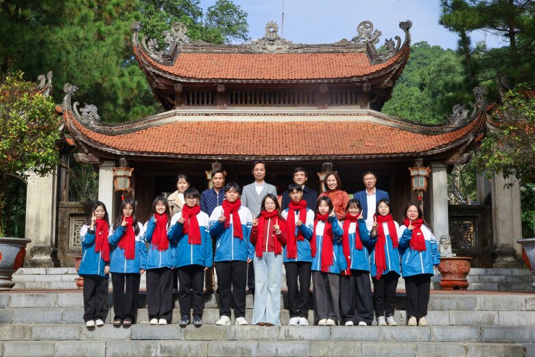 Cả ba đội tuyển tiếng Anh, tiếng Nga và Địa lý đều đạt 100% học sinh có giải đã minh chứng cho chất lượng giảng dạy của thầy cô nhà trường và sự chăm chỉ, rèn luyện của học sinh.