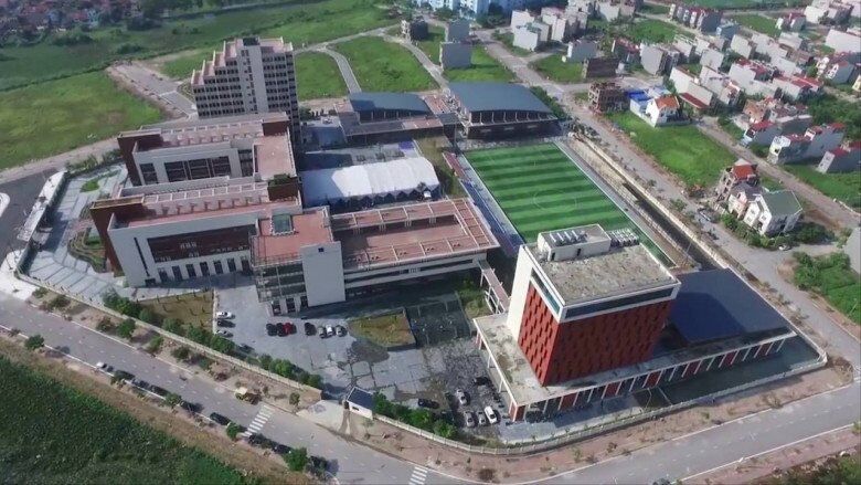 Trường được đầu tư khoảng 600 tỷ đồng nhằm phát triển cơ sở hạ tầng theo hướng hiện đại và đồng bộ. Khuôn viên trường được thiết kế khang trang với các dãy nhà học tập, khu hành chính và hệ thống phòng học chuyên biệt phục vụ từng bộ môn.