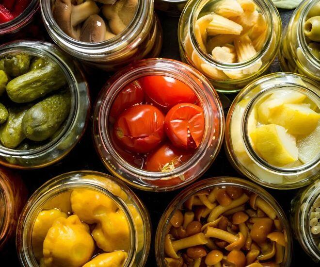 Tốt nhất bạn nên bảo quản thực phẩm muối chua chỉ khoảng 3-6 tháng trong tủ lạnh để đảm bảo an toàn cho sức khoẻ. (Ảnh minh hoạ)