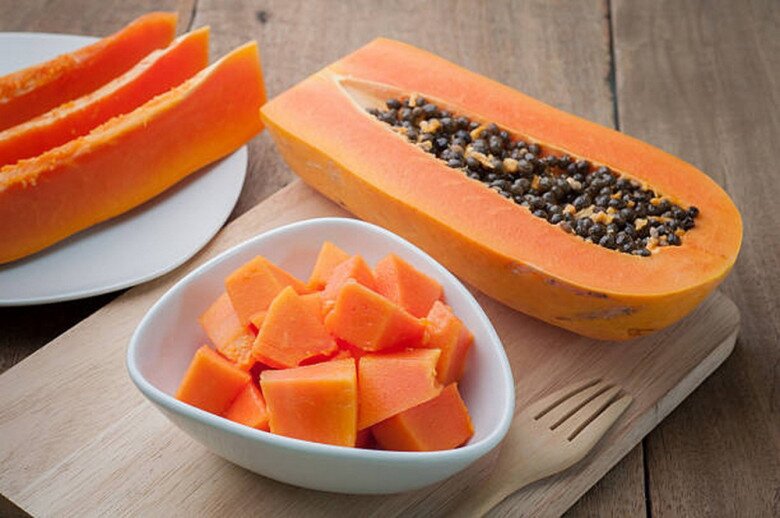 Đu đủ giàu vitamin C, vitamin A, vừa tốt cho hệ miễn dịch, vừa tốt cho mắt (Ảnh minh hoạ)