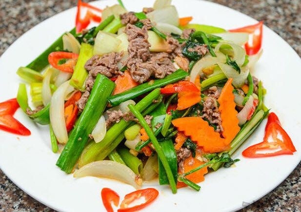 Cần tây xào thịt bò là món ăn ưa chuộng của các cặp đôi (Ảnh minh hoạ)