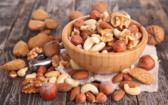 C&aacute;c loại hạt như điều, hạt mắc ca, &oacute;c ch&oacute;... đều g&oacute;p phần bảo vệ sức khoẻ tr&aacute;i tim (Ảnh minh hoạ)