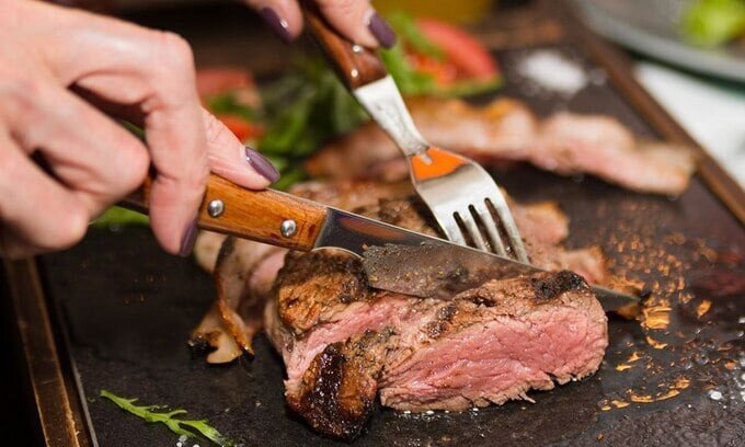 Ăn thịt nhiều, đặc biệt l&agrave; thịt đỏ sẽ kh&ocirc;ng tốt cho sức khoẻ tổng thể, trong đ&oacute; c&oacute; l&aacute; gan (Ảnh minh họa)