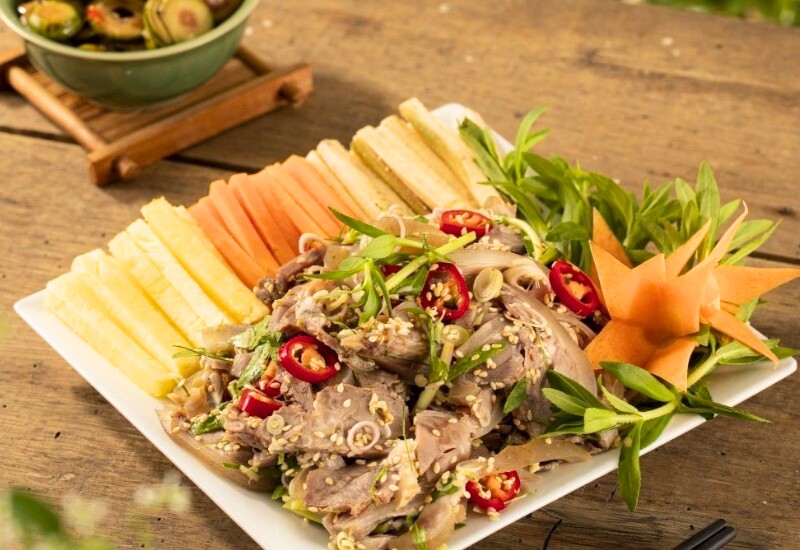 Nhắc đến ẩm thực Ninh Bình, dê tái chanh luôn là cái tên được gọi đầu tiên. Thịt dê núi thả tự nhiên trên các triền đá vôi săn chắc, ít mỡ, khi tái vừa chín tới vẫn giữ được vị ngọt thanh đặc trưng, không có mùi khó chịu như nhiều người vẫn nghĩ.