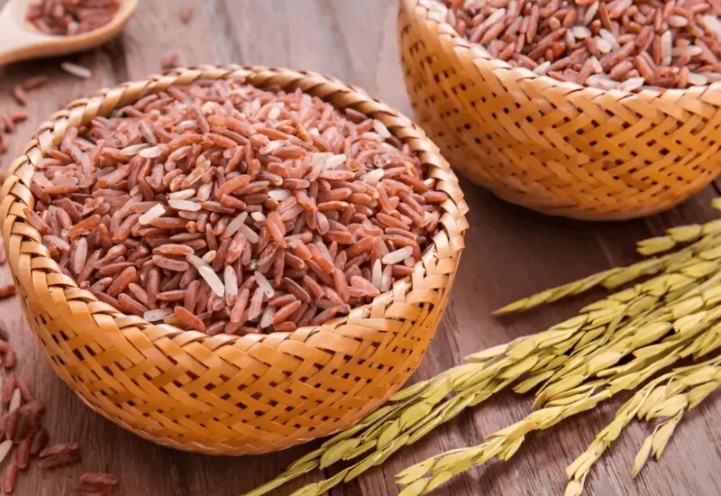 Gạo lứt giàu dinh dưỡng nhờ giữ lại lớp cám, nhưng cũng vì vậy mà chứa nhiều phốt pho và kali hơn gạo trắng. Với người bệnh thận, khả năng đào thải các khoáng chất này suy giảm, khiến chúng dễ tích tụ trong máu và gây áp lực lên cơ thể.
