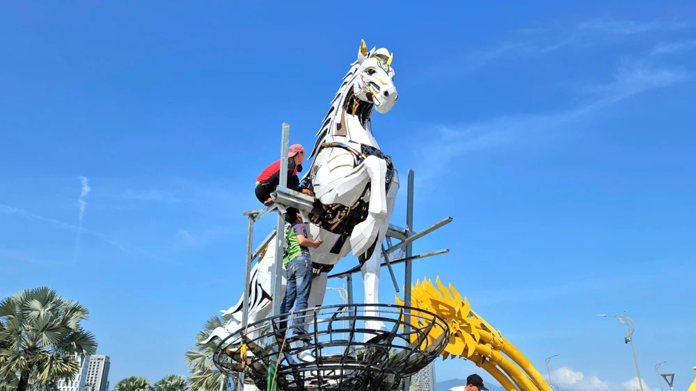 Linh vật “Kim mã 4.0” đặt tại sàn cảnh quan phía Nam cầu Rồng (Đà Nẵng), mang phong cách hiện đại, kết hợp hình tượng ngựa với yếu tố công nghệ, nổi bật với hệ thống đèn LED. Đây được đánh giá là một trong những linh vật ấn tượng của mùa Tết năm nay.