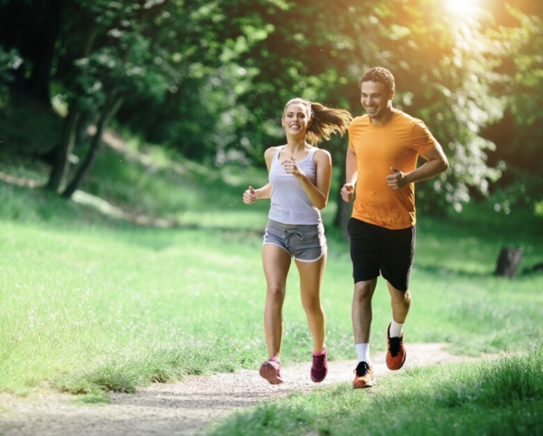 Đi bộ đều đặn mỗi ngày, nhất là trong dịp Tết mang đến vô vàn lợi ích cho sức khoẻ tổng thể (Ảnh minh hoạ)