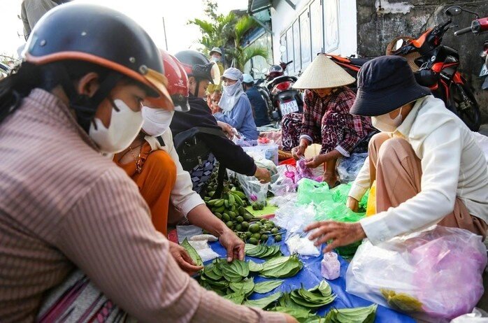 Người dân đi chợ Gò mua trầu cau với mong muốn mua lộc đầu năm