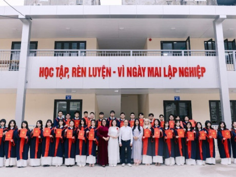 Độc lạ clip kỷ yếu triệu view: Khoe "tấm bằng" tốt nghiệp "búng ra tiếng Anh"