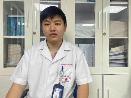 Bác sĩ quỳ giữa đường Nguyễn Chí Thanh ép tim cứu người: "Lúc bệnh nhân thở lại, tất cả đều vỡ òa cảm xúc"