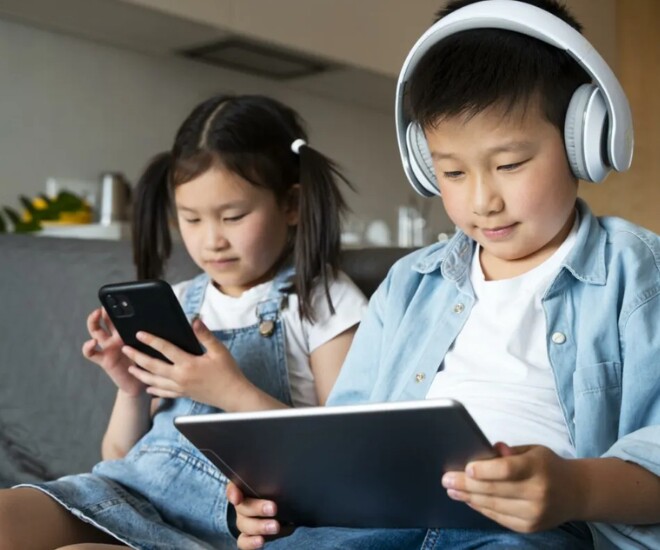 Chính vì lớn lên trong bối cảnh đặc biệt như vậy, Gen Alpha có nhiều biểu hiện khác biệt so với thế hệ trước: từ cách học, cách giải trí cho đến cách các em nhìn nhận thế giới.