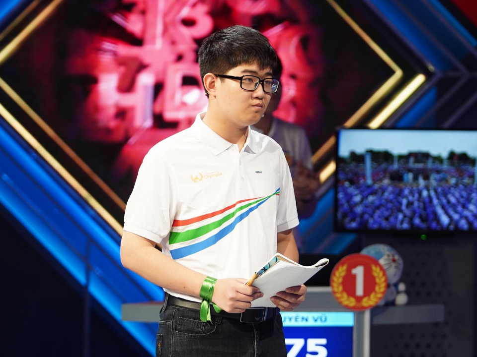 Bùi Anh Đức (học sinh lớp 12 chuyên Anh, trường THPT Chuyên Sơn La) vượt lên trên nghịch cảnh, phấn đấu học tập và mang về tự hào cho thầy cô trường chuyên này.