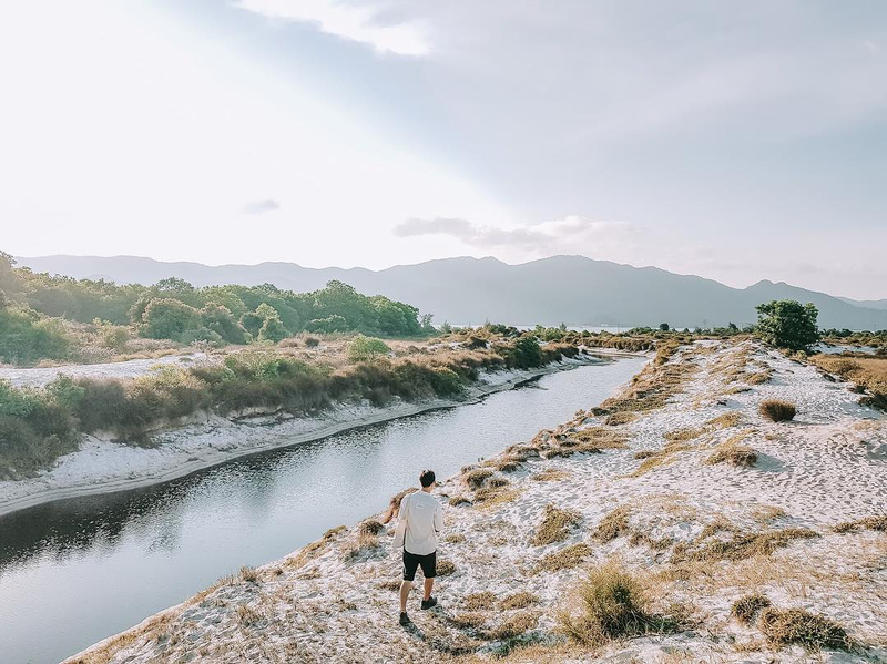 Dòng Sông Đôi Bờ Cát Trắng Ở Đảo Quan Lạn Khiến Du Khách Không Khỏi Choáng Ngợp Khi Sở Hữu Khung Cảnh Chẳng Khác Trời Tây.