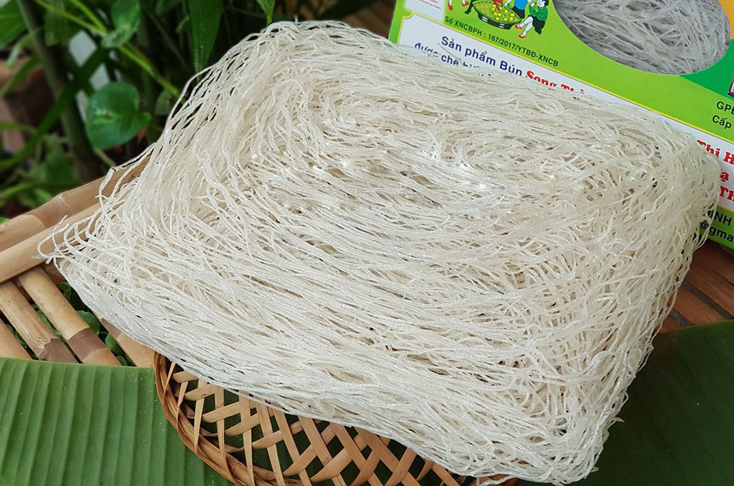 Nét đặc biệt của bún song thằn so với các loại bún khác là dùng đậu xanh làm thành phần chính. Sợi bún khô có màu trắng đục, thoạt nhìn tưởng như sợi miến nhưng sáng hơn, khi nấu chín có độ dai và trong.