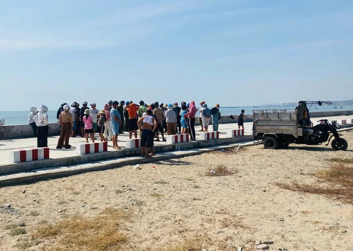 Rất đông người dân đứng theo dõi vụ việc. Ảnh: DT.