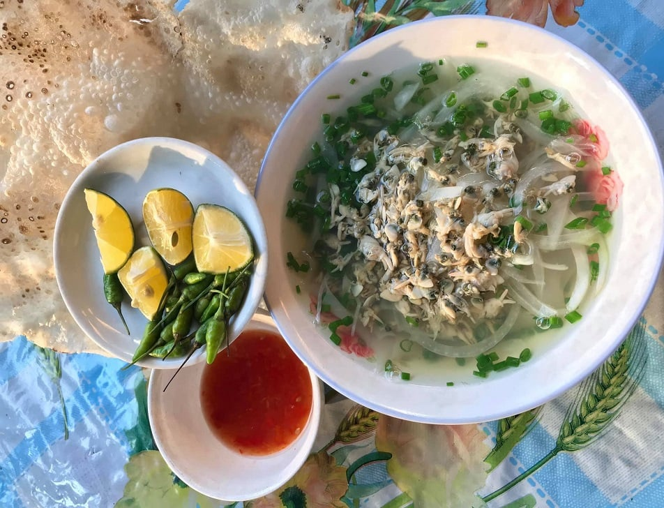 Don sau khi cào về được ngâm rửa nhiều lần cho sạch cát, sau đó luộc chín. Nước luộc don trong veo, có vị ngọt tự nhiên, được giữ lại làm nước dùng mang vị ngọt thanh, được người dân đùa vui là thứ “tinh túy” không thể thiếu của món ăn.