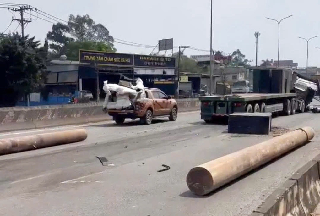 Nhiều cột bêtông cùng thùng sắt rơi xuống đường sau vụ tai nạn. Ảnh: Thái Hà