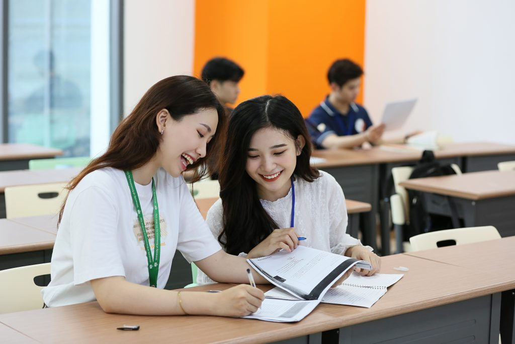 AI hỗ trợ một số khâu kỹ thuật, nhưng không thể thay thế hoàn toàn sự tinh tế, linh hoạt và khả năng xử lý tình huống của đội ngũ nhân sự trực tiếp làm việc với khách. Do đó, trong tương lai sinh viên theo đuổi ngành học về Quản trị khách sạn có thể dễ kiếm việc làm không bị trí tuệ nhân tạo thay thế.