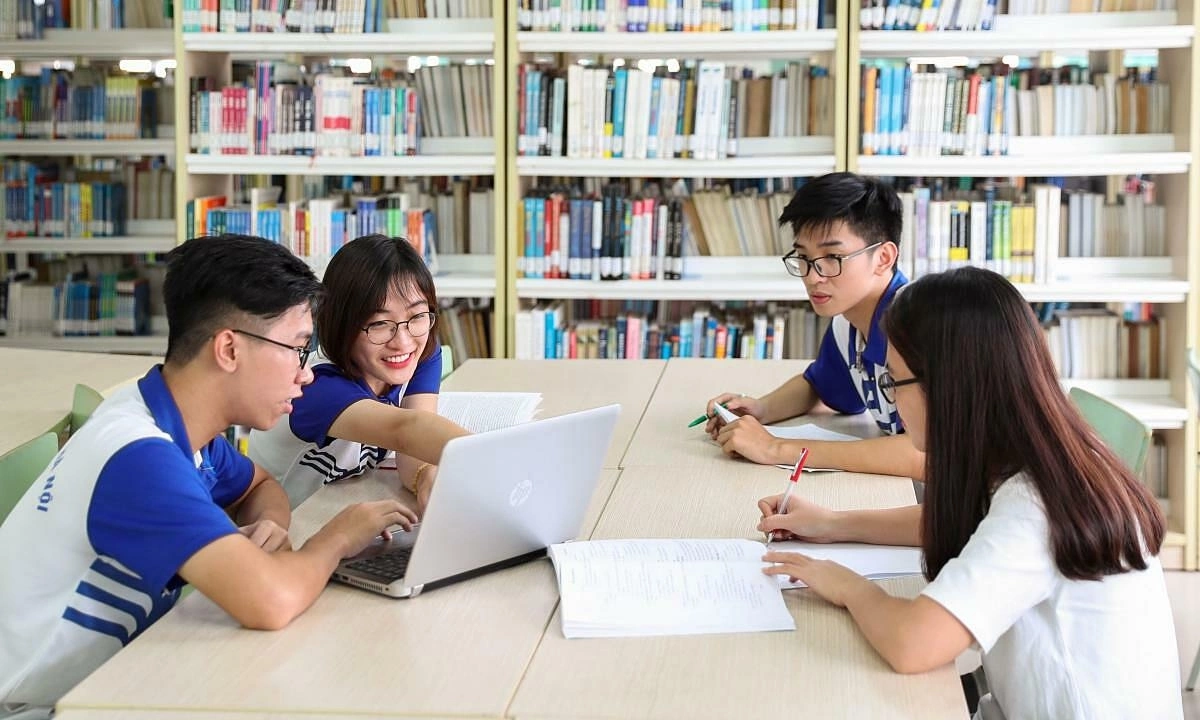 Ngoài ra, sinh viên tốt nghiệp còn có thể tự khởi nghiệp trong lĩnh vực du lịch, phát triển doanh nghiệp lữ hành, nền tảng đặt vé, dịch vụ trải nghiệm cao cấp hoặc tham gia giảng dạy, nghiên cứu tại các cơ sở đào tạo, viện nghiên cứu liên quan đến hàng không.