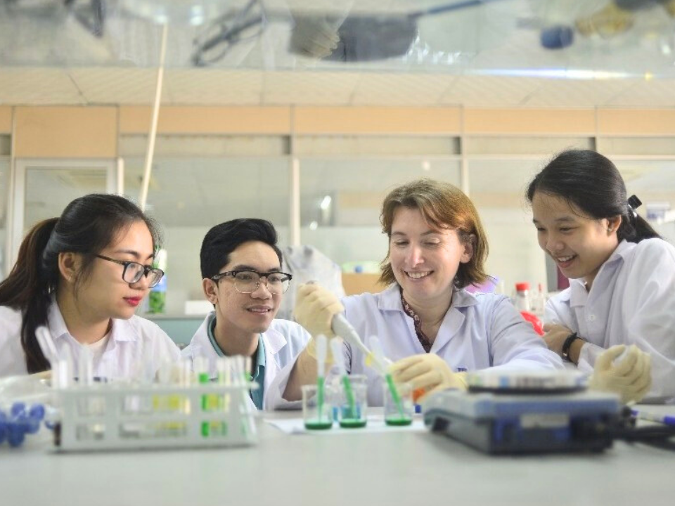 Nhờ chương trình đào tạo mang tính ứng dụng cao, sinh viên Công nghệ thực phẩm sau khi tốt nghiệp có nền tảng vững chắc để làm việc trong nhiều lĩnh vực liên quan đến chế biến, kiểm soát chất lượng và nghiên cứu phát triển sản phẩm thực phẩm.