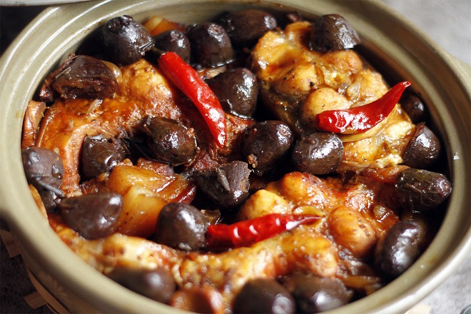 Quả trám ngon nhất khi được đập dập cả hạt, phần nhân nằm dọc hạt trám sẽ ngấm ra thịt quả. Khi kho với thịt hay cá, phần nhân và thịt trắm ngấm đều gia vị, làm món ăn dậy hương thơm và có vị bùi béo lạ miệng.