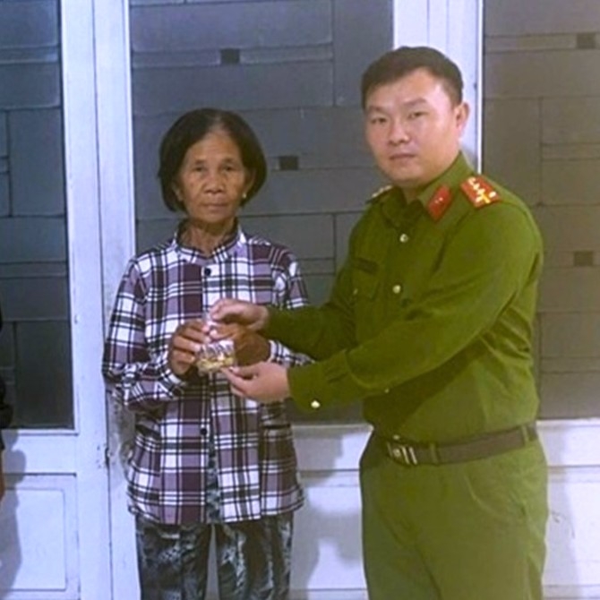 Bà Lan được Công an xã Bắc Bình trao lại toàn bộ số vàng bị đánh rơi. Ảnh: Công Bình