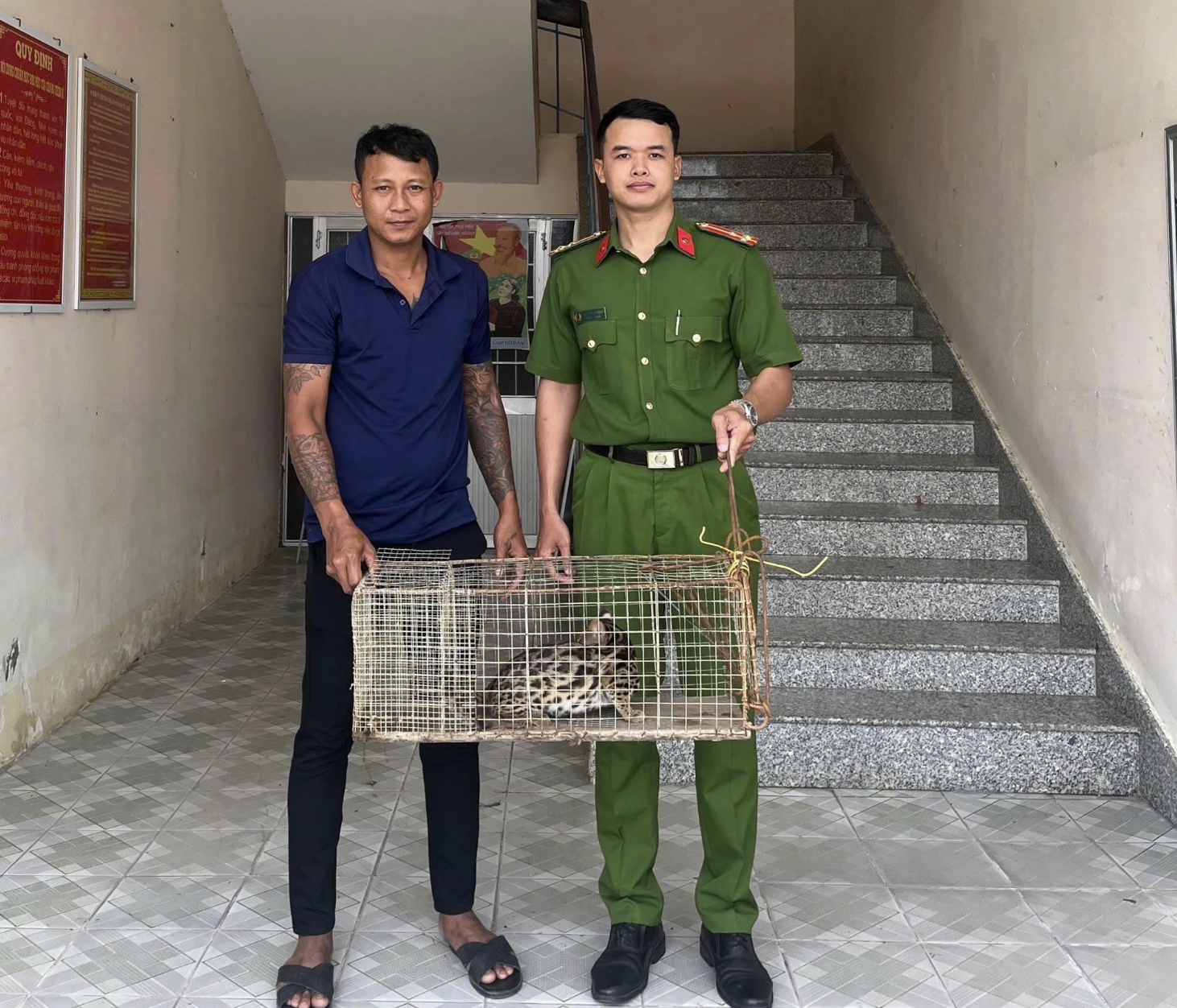 Anh Cường bàn giao con mèo rừng cho công an