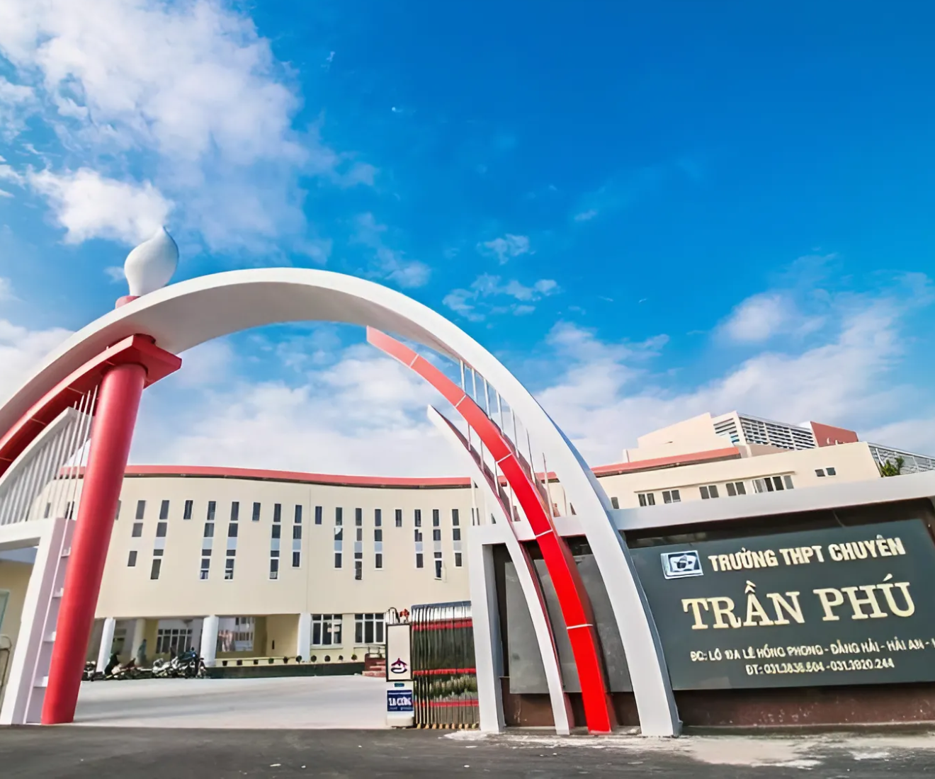Khuôn viên trường rộng rãi, đầu tư cơ sở vật chất hiện đại cho các phòng thí nghiệm của các bộ môn Lý - Hóa - Sinh, phòng thực hành Tin học và thư viện với hàng nghìn đầu sách chuyên sâu phục vụ nhu cầu học tập, nghiên cứu.