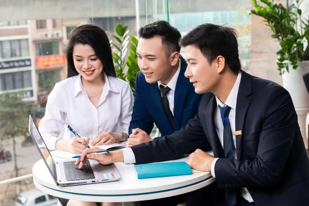 Ngành Công nghệ tài chính là sự kết hợp giữa tài chính, công nghệ thông tin và quản lý, sử dụng các công nghệ như AI, Big Data, Blockchain để tối ưu hóa, đổi mới các dịch vụ tài chính truyền thống. Đây là xu hướng phát triển mạnh mẽ trong kỷ nguyên số, tạo ra các ứng dụng thanh toán, ngân hàng số và đầu tư trực tuyến.