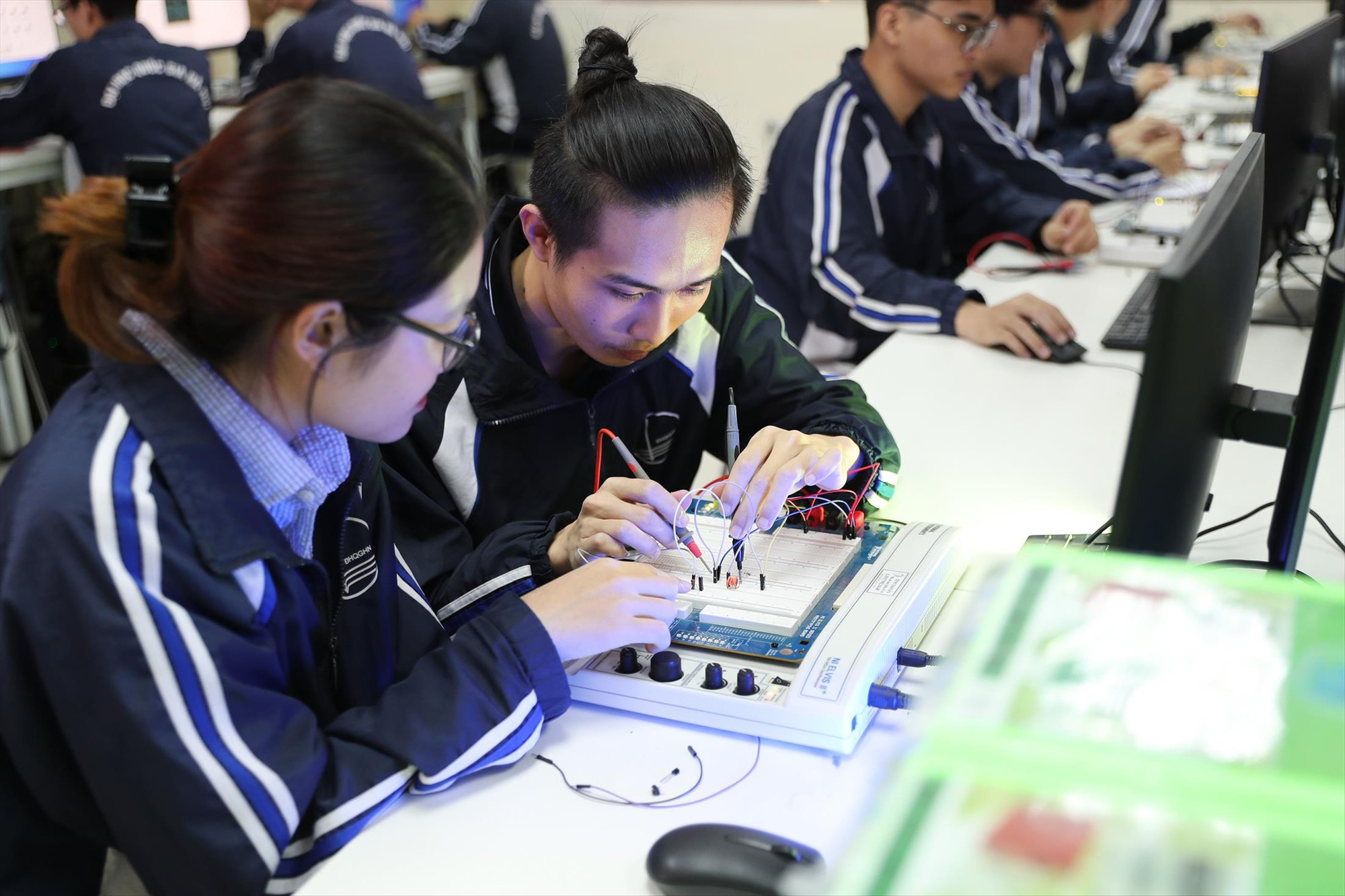 Ngành học Thiết kế vi mạch tập trung đào tạo cách xây dựng “bộ não” cho thiết bị điện tử. Sinh viên không chỉ học nguyên lý mạch điện mà còn được hướng dẫn thiết kế cấu trúc bên trong của con chip với mật độ linh kiện cực cao.