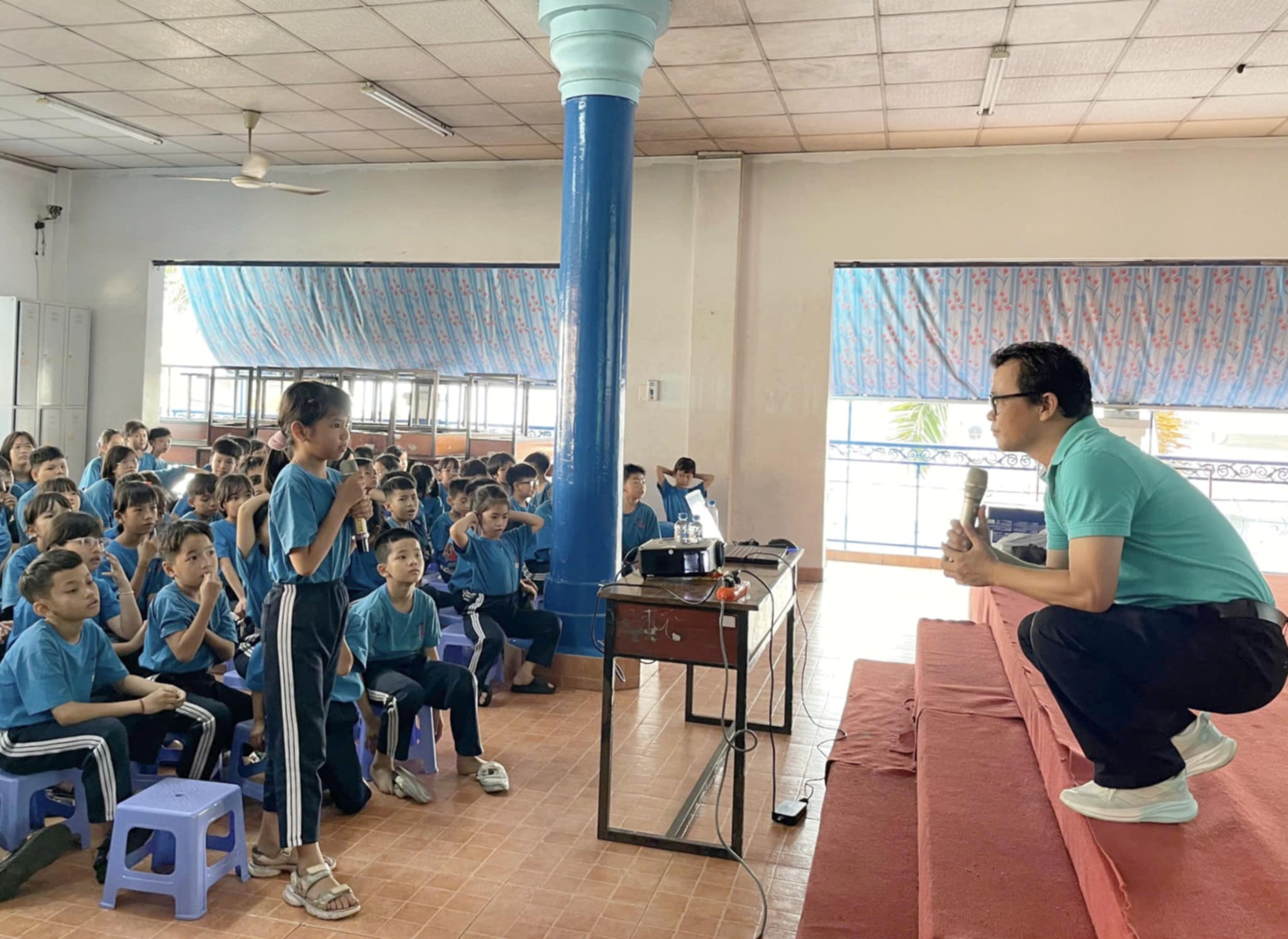 Theo thầy Hải, trong đời sống bình thường, nhiều phụ huynh vẫn chấp nhận việc các dịch vụ giải trí có mức chi phí khác nhau. Gia đình có điều kiện có thể cho con tham gia nhiều hoạt động hơn, trong khi những gia đình khó khăn sẽ cân nhắc chi tiêu.