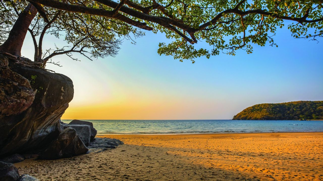 Bãi tắm này cũng là một trong những nơi ngắm hoàng hôn đẹp nhất ở Đặc khu Côn Đảo.