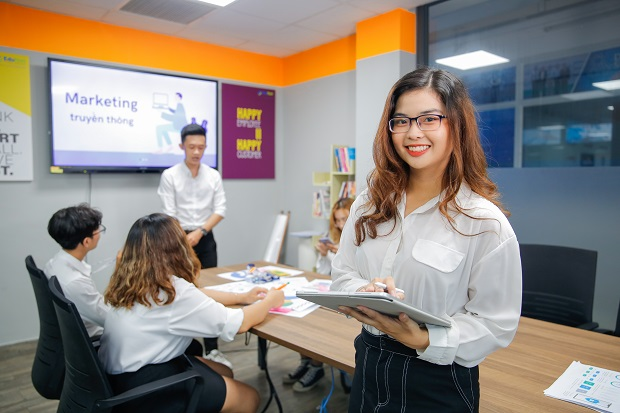 Digital Marketing mang lại nhiều cơ hội nghề nghiệp rộng lớn, mức lương hấp dẫn, tính linh hoạt và học hỏi liên tục. Sinh viên có thể ứng tuyển vào các vị trí chuyên môn hóa bao gồm SEO Content, Marketing Social, Marketing Content…
