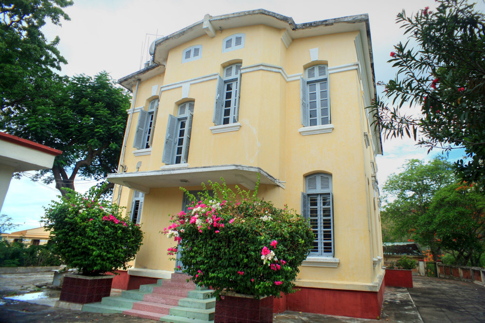 Trong giai đoạn từ 1940-1945, nơi đây trở thành điểm nghỉ dưỡng quen thuộc của vua Bảo Đại và hoàng hậu. Không gian thanh bình, tách biệt cùng cảnh biển thơ mộng đã khiến nơi này trở thành chốn dừng chân lý tưởng của Nam Phương.