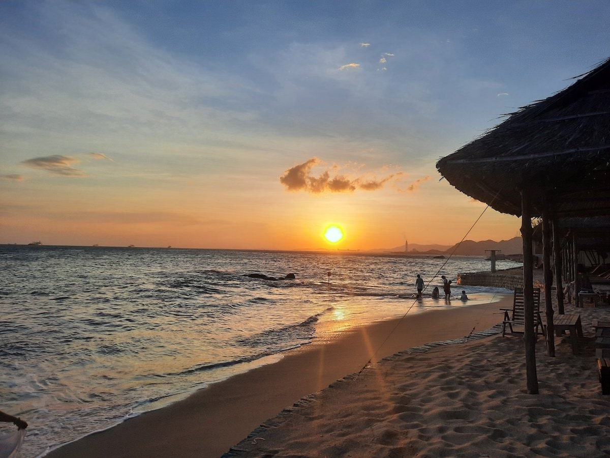 Khi chiều xuống, hoàng hôn nhuộm vàng cả không gian, khiến Cà Ná trở thành một trong những điểm ngắm hoàng hôn đẹp bậc nhất Duyên hải Nam Trung Bộ.