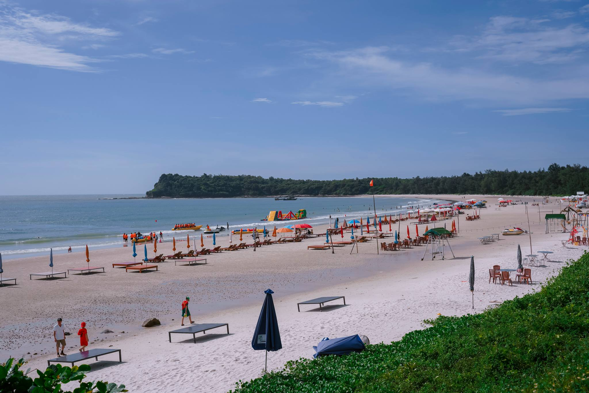 Bãi Tắm Minh Châu Là Địa Điểm Hot Nhất Ở Quan Lạn, Nơi Đây Cũng Sẽ Tập Trung Nhiều Hoạt Động Vui Chơi Trên Biển.