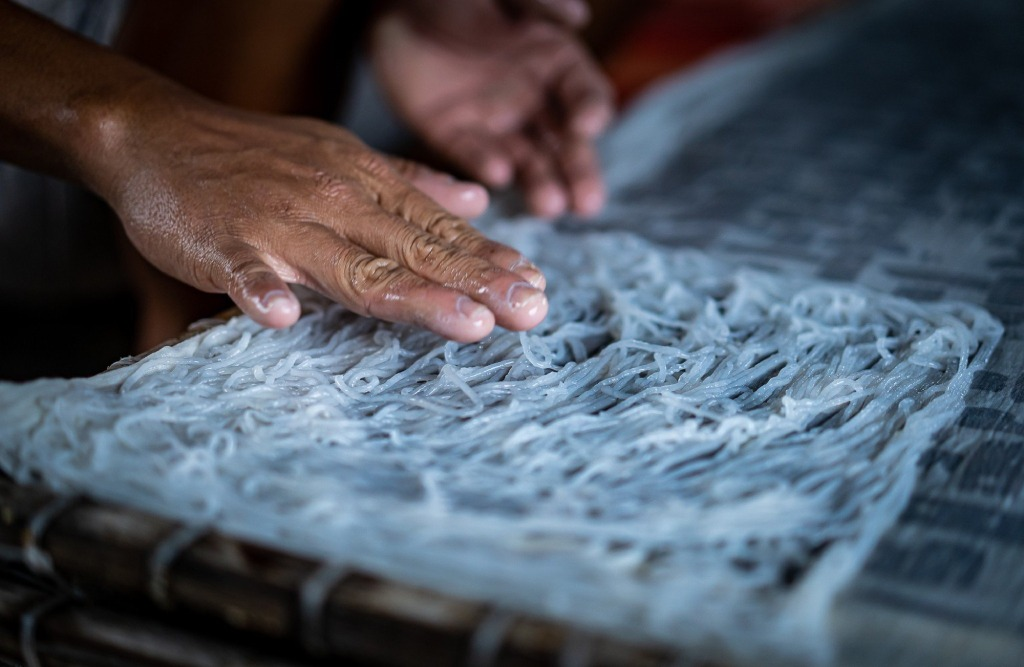 Vào mùa nắng, cả làng tranh thủ tăng sản lượng, phơi bún từ sáng sớm để dự trữ cho mùa mưa. Ngược lại, những ngày thời tiết bất lợi, nhiều hộ sẵn sàng tạm dừng sản xuất để giữ đúng chuẩn truyền thống.