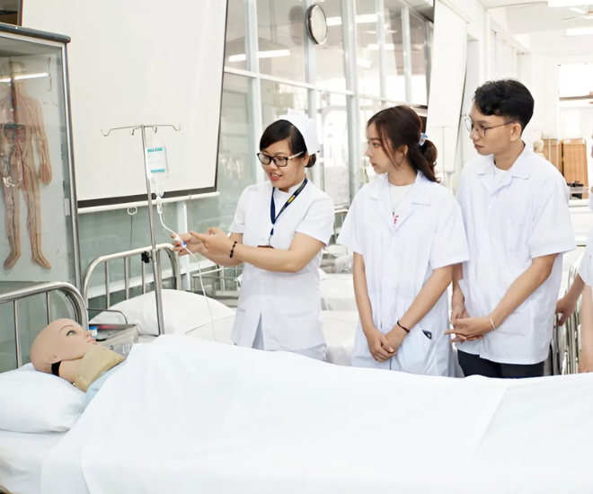 Chương trình đào tạo cử nhân Điều dưỡng kéo dài 4 năm, trong thời gian này ngoài học lý thuyết, sinh viên còn thực hành tại các cơ sở y tế, nâng cao tay nghề và cọ xát với thực tế.
