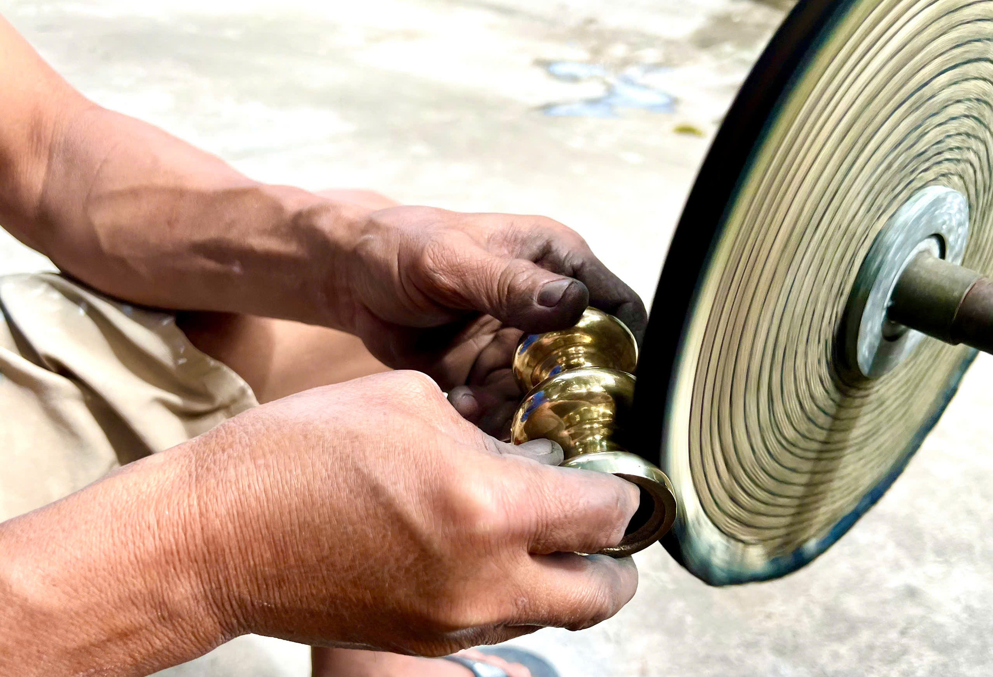 Trước khi bàn giao, người thợ kiểm tra tổng thể độ bóng, màu sắc và độ chắc chắn, đảm bảo lư đồng đạt yêu cầu thẩm mỹ và sử dụng lâu bền.