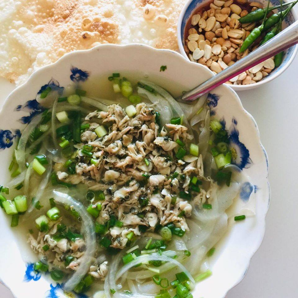 Món don nước ăn cùng bánh tráng có nhiều điểm tương đồng với hến xúc bánh tráng. Cách chế biến cũng tương đối đơn giản, bạn có thể dễ dàng nấu tại nhà cho người thân thưởng thức. Khi don chín chỉ cần đãi lấy ruột, sau đó cho lại vào nước luộc.