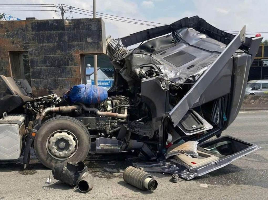 Cabin xe đầu kéo bẹp dúm. Ảnh: Thái Hà