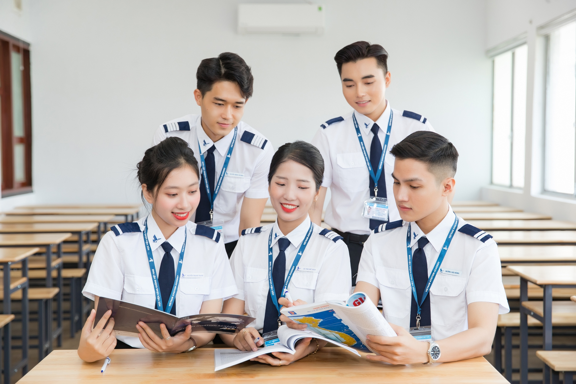 Ở Học viện Hàng không Việt Nam, ngành này chia thành 2 chuyên ngành nhỏ gồm: Khai thác mặt đất và phục vụ chuyến bay; Dịch vụ trên chuyến bay.