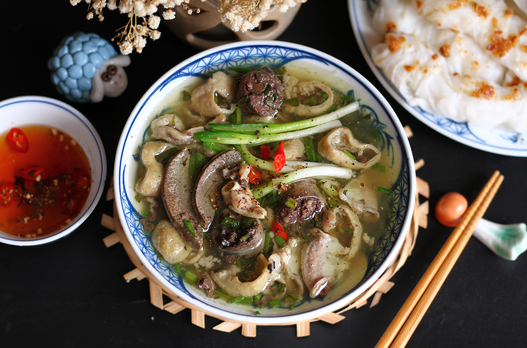 Xáo lòng bánh mướt là đặc sản nổi tiếng của miền đất Nghệ An. Từ lòng heo béo ngậy đến bánh mướt trắng tinh, tất cả hòa quyện tạo nên hương vị chỉ có riêng vùng này có.