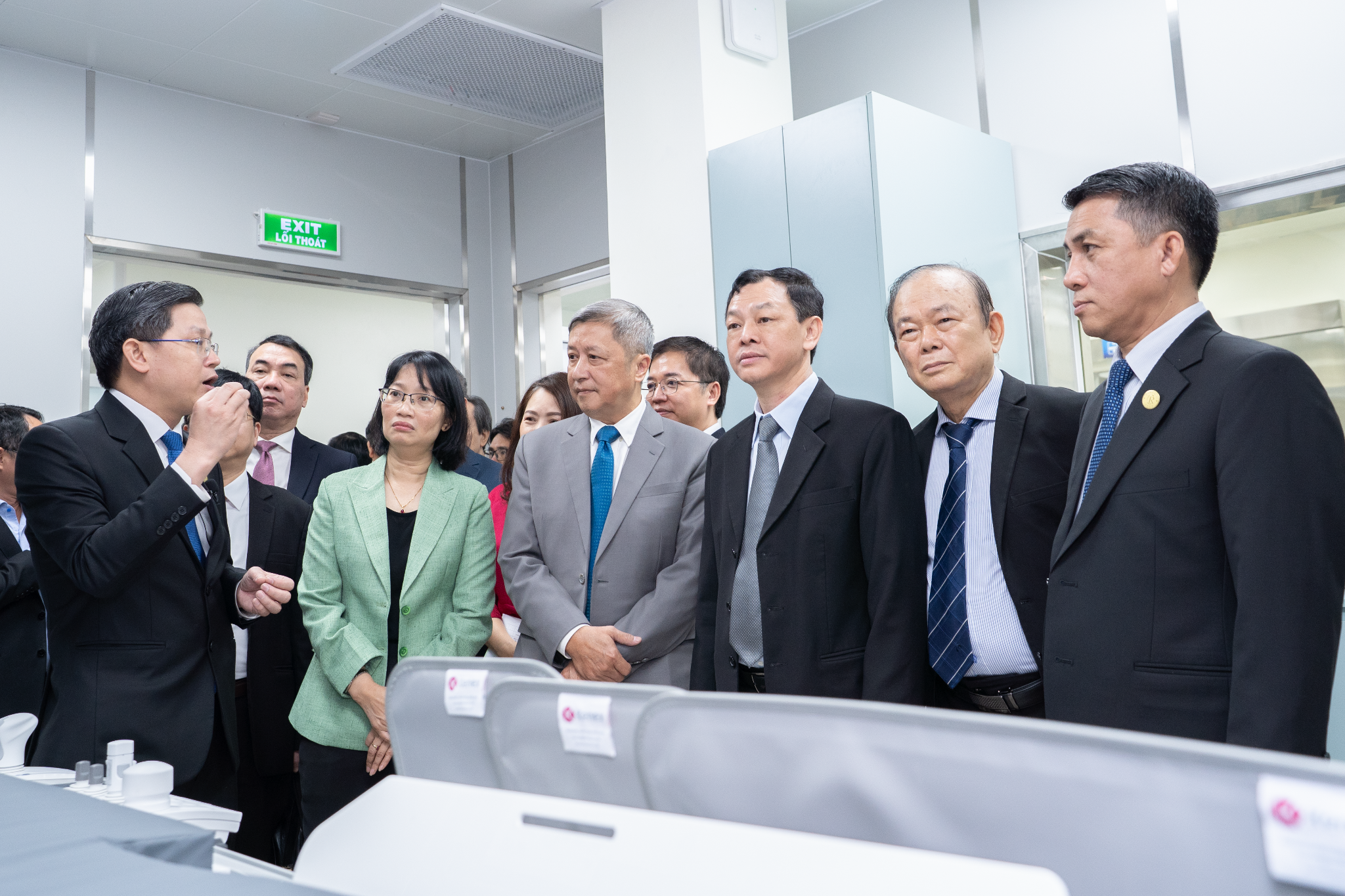 Lãnh đạo UBND TP.HCM, Bộ Y tế và Bệnh viện Chợ Rẫy tham quan hệ thống thông tim can thiệp hiện đại.