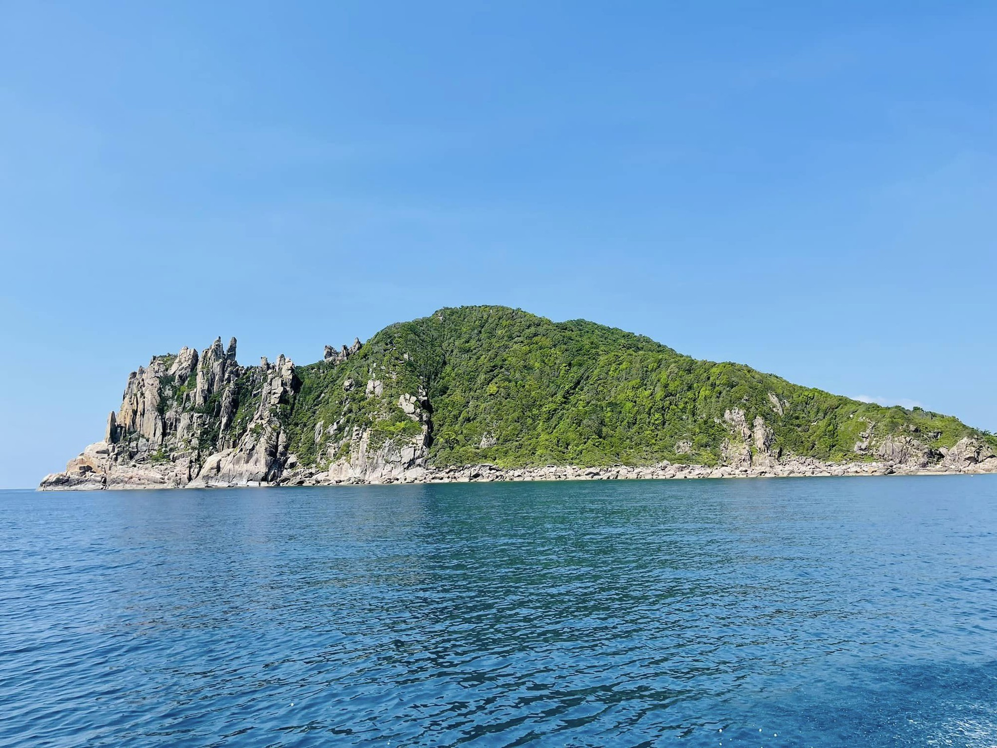 5 Hòn Đảo Du Lịch Dự Đoán Hot Trong Năm 2026, Toàn Điểm Đến Chữa Lành, Thắng Cảnh Nào Lên Ảnh Cũng Triệu Tim Vào Mùa Biển Lặng, Hòn Nưa Trở Thành Điểm Đến Yêu Thích Của Dân Trekking, Cắm Trại Và Lặn Biển Tự Túc.