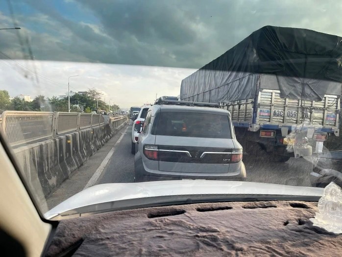 Quốc lộ 1 bị kẹt xe sau vụ tai nạn